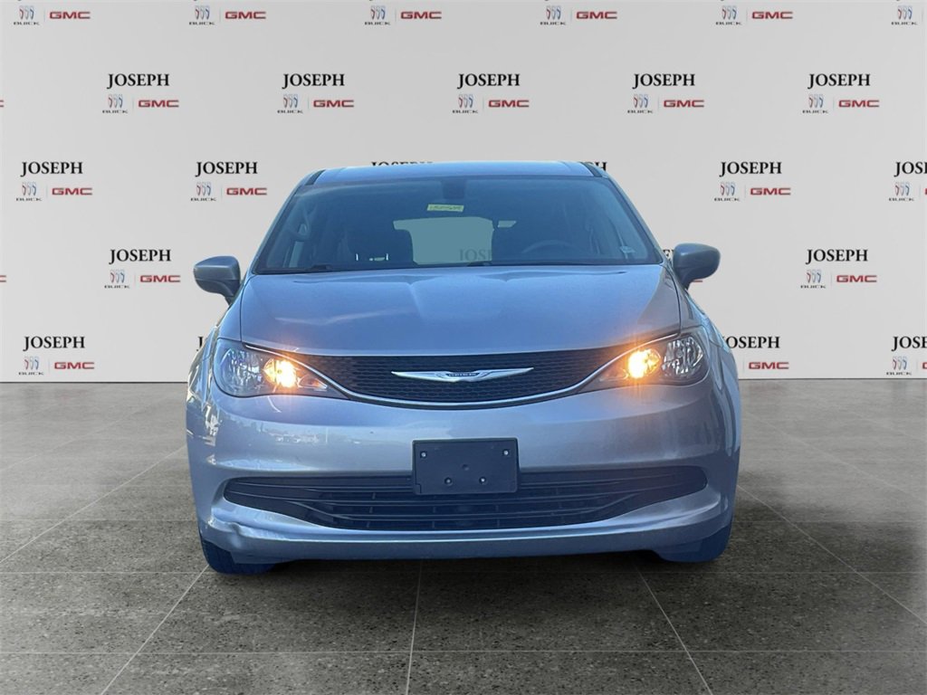 2017 Chrysler Pacifica LX photo 3