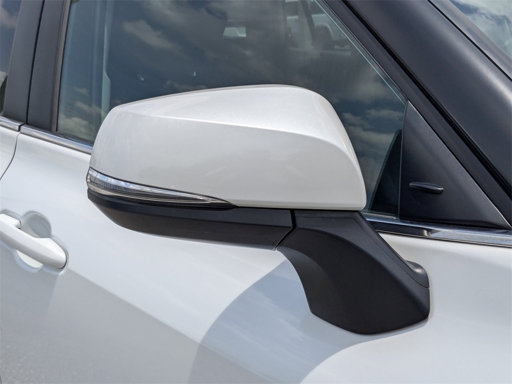 2023 Toyota Highlander LE photo 9