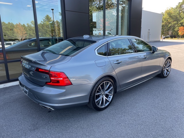 2019 Volvo S90 T6 Momentum photo 4