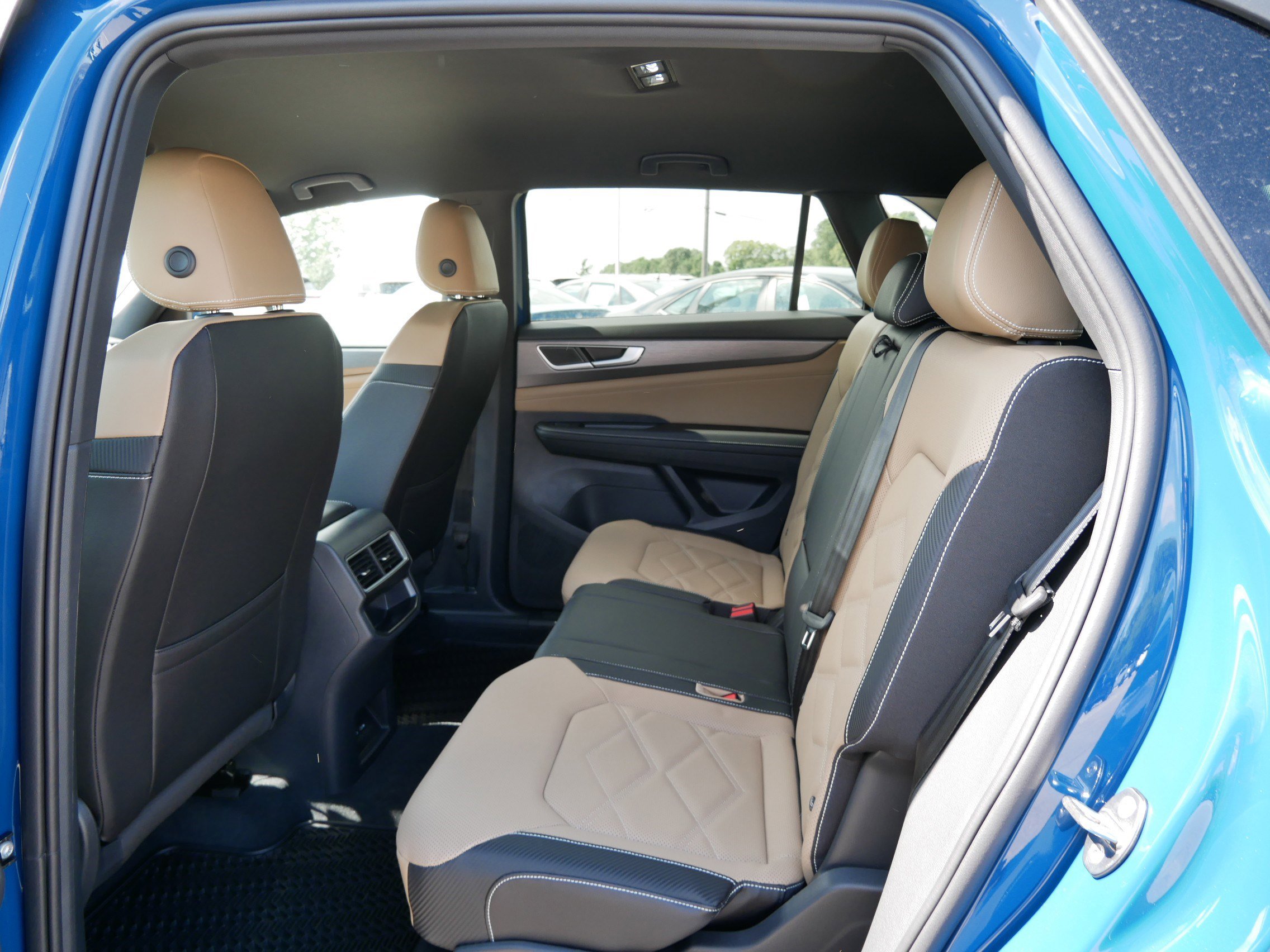 2025 Volkswagen Atlas Cross Sport SE photo 4