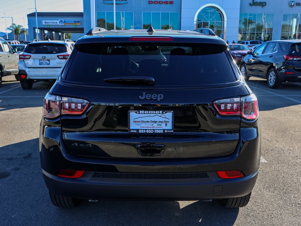 New 2026 Diamond Black Crystal Pearl-Coat Exterior Paint Jeep Latitude image 3