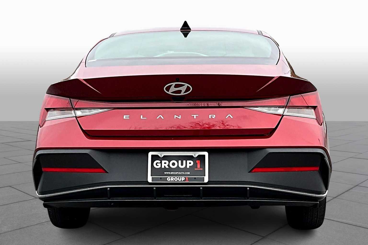 2024 Hyundai Elantra SEL photo 4