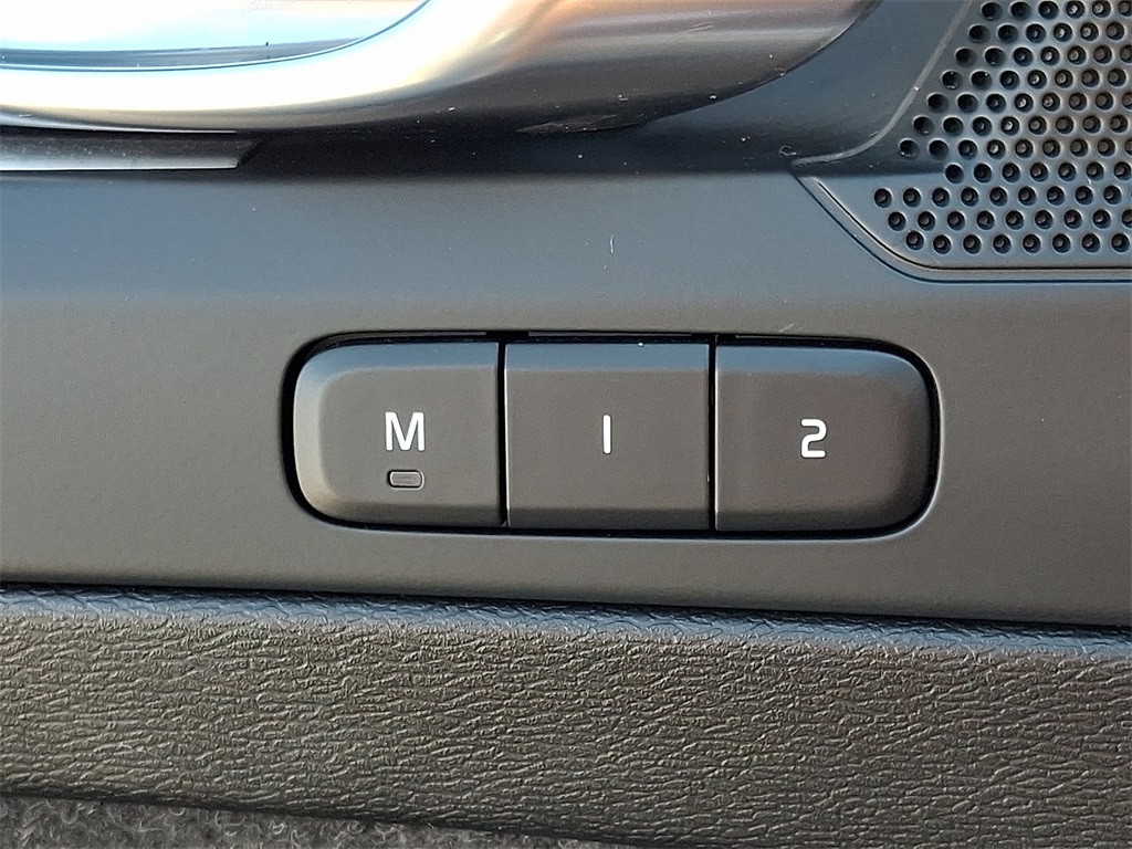 2025 Volvo XC40 Core photo 24