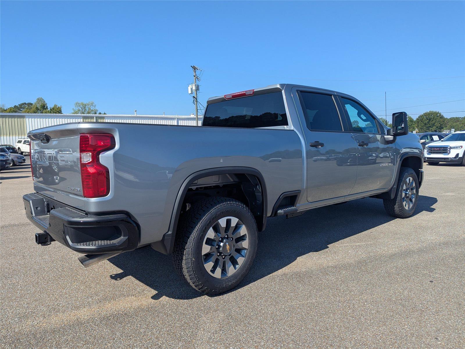 2026 Chevrolet Silverado 2500HD Custom photo 3