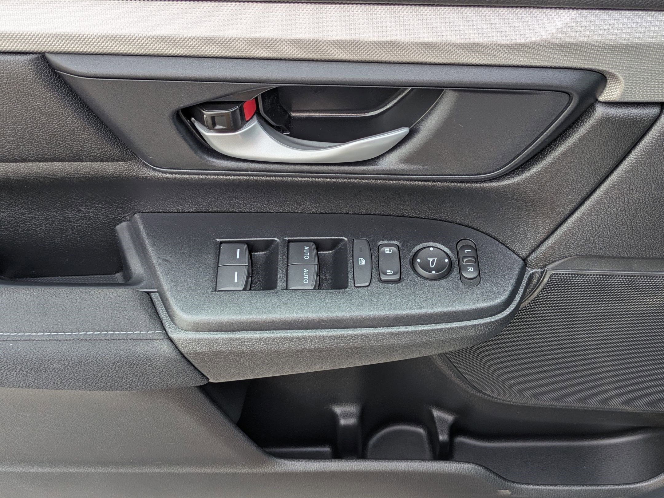 2022 Honda CR-V SE photo 2