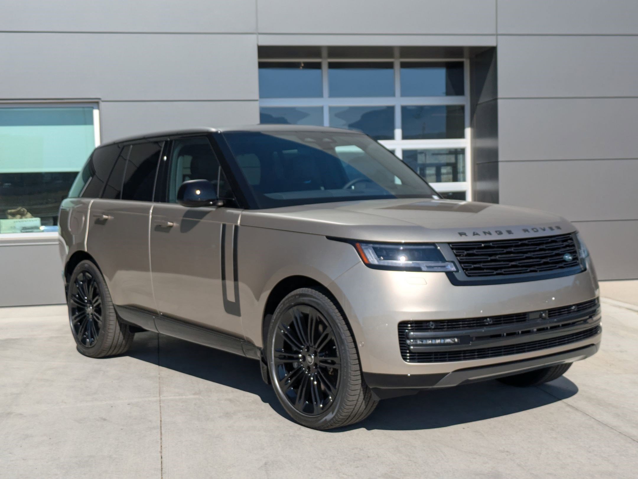 2025 Land Rover Range Rover SE photo 2