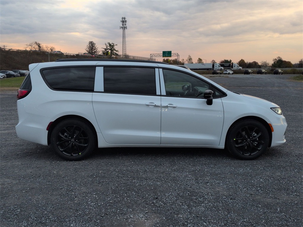 2026 Chrysler Pacifica photo 2