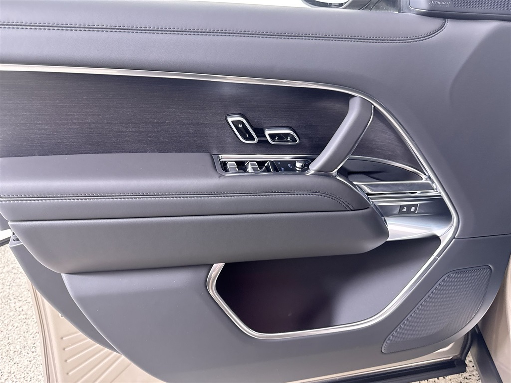 2025 Land Rover Range Rover SE photo 11