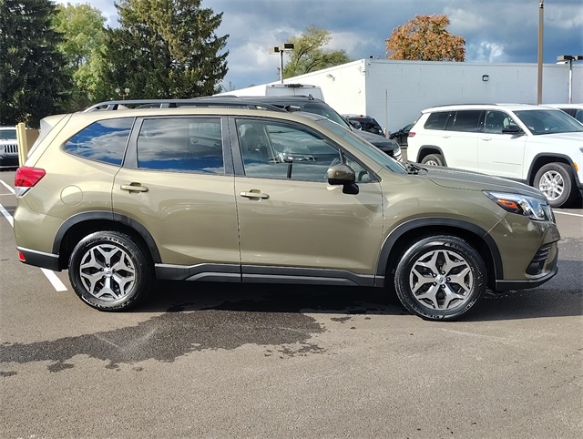 2023 Subaru Forester Premium photo 2