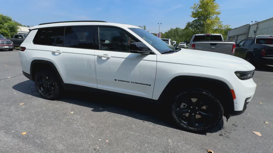 2025 Jeep Grand Cherokee Limited photo 2