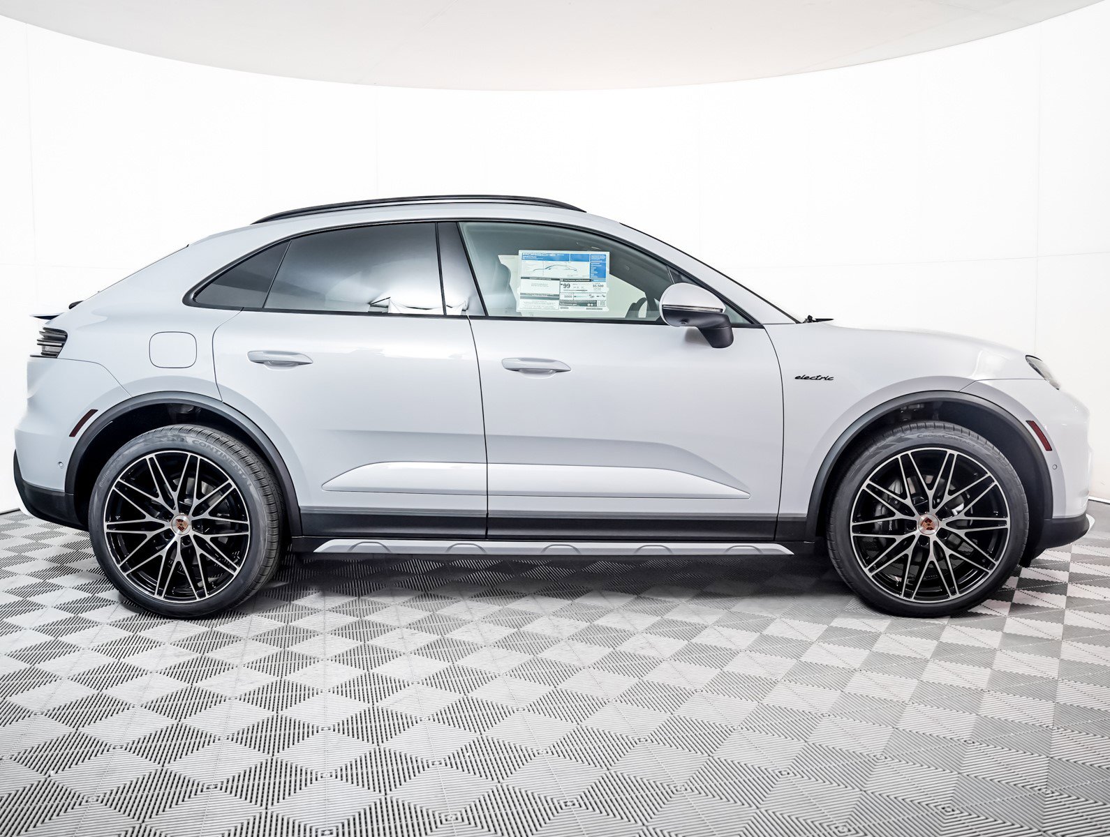 2025 Porsche Macan Electric photo 8