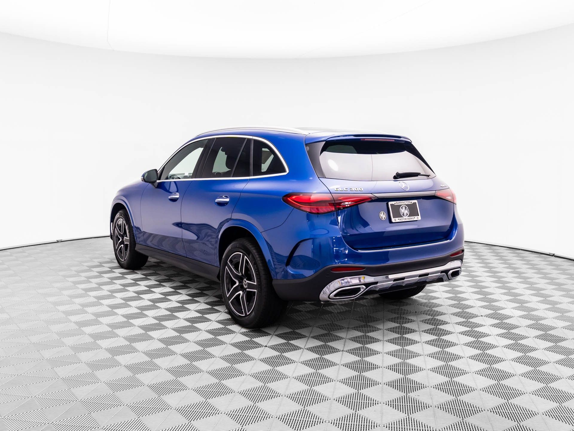 2025 Mercedes Benz GLC 300 photo 3