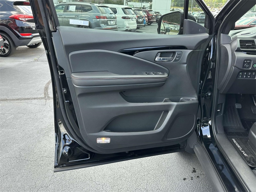 2025 Honda Ridgeline Black Edition photo 4