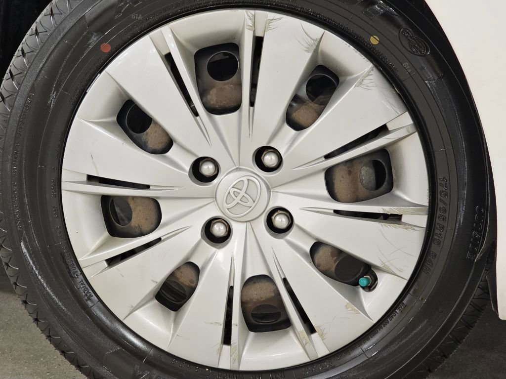 2012 Toyota Yaris LE photo 2