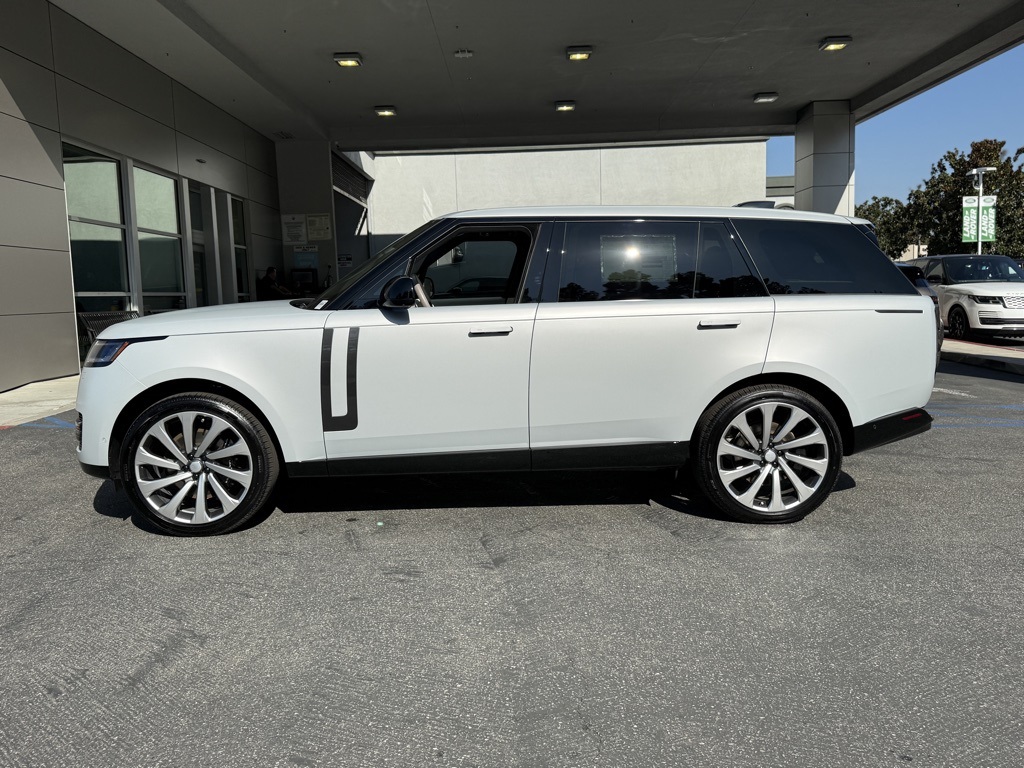 2025 Land Rover Range Rover SE photo 3