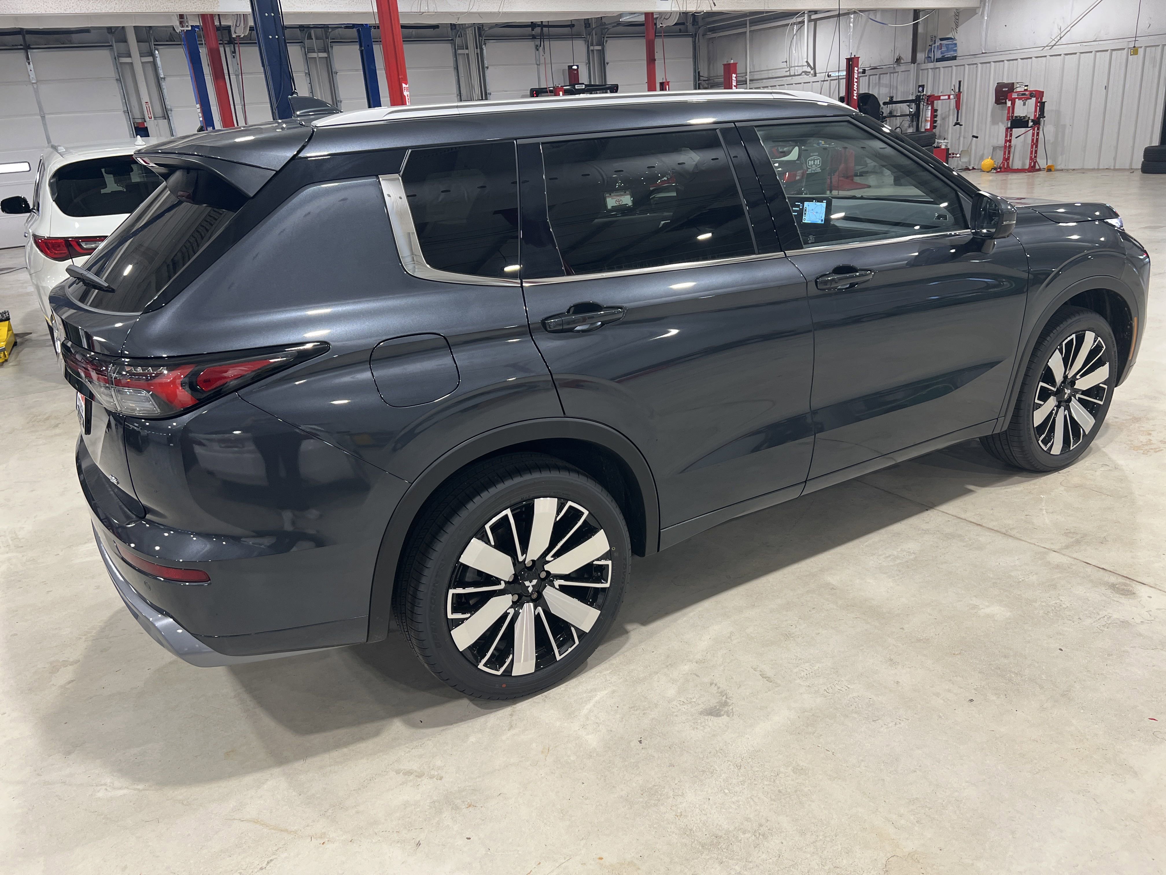 2025 Mitsubishi Outlander SEL photo 5