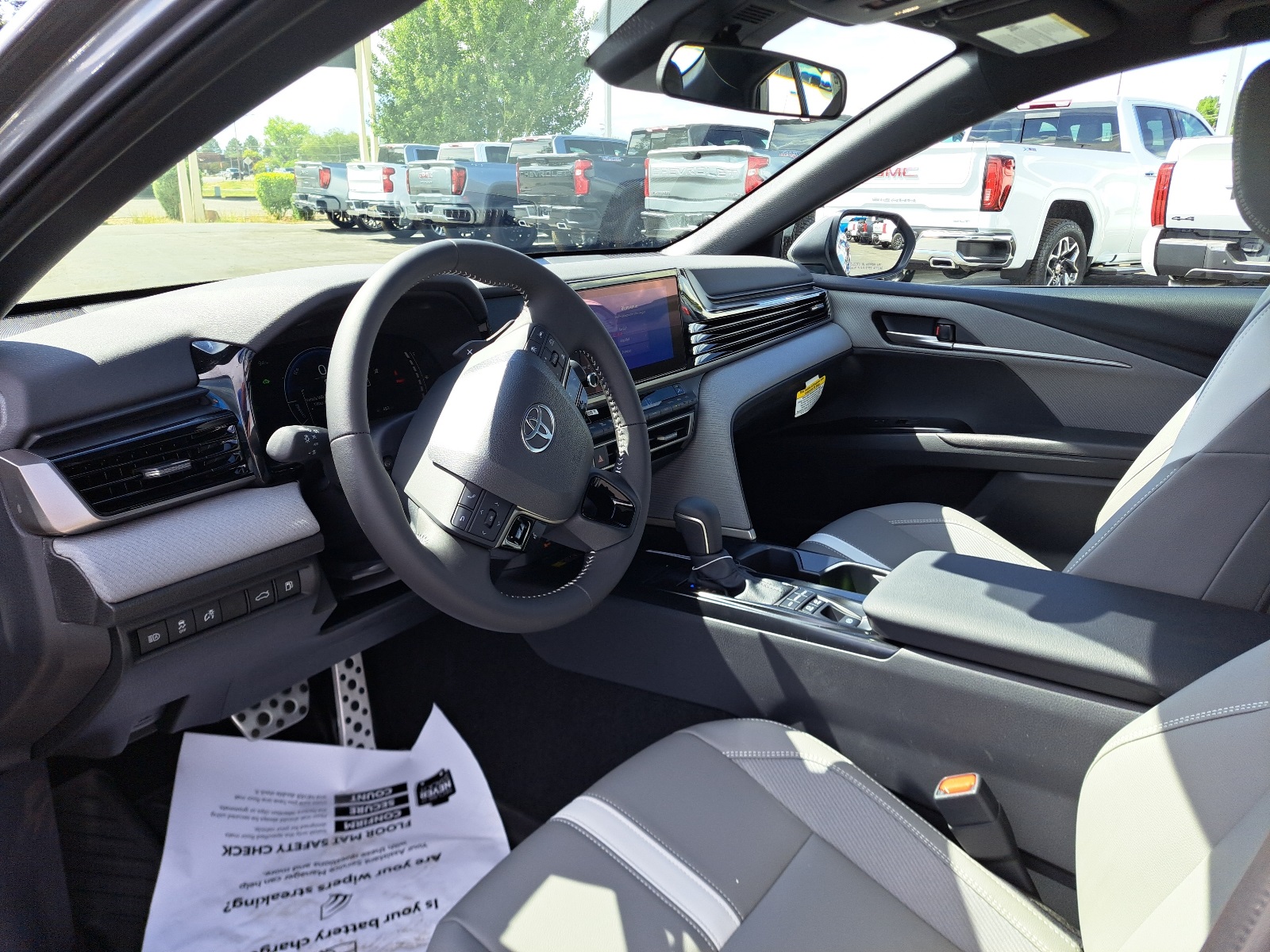 2025 Toyota Camry SE photo 15