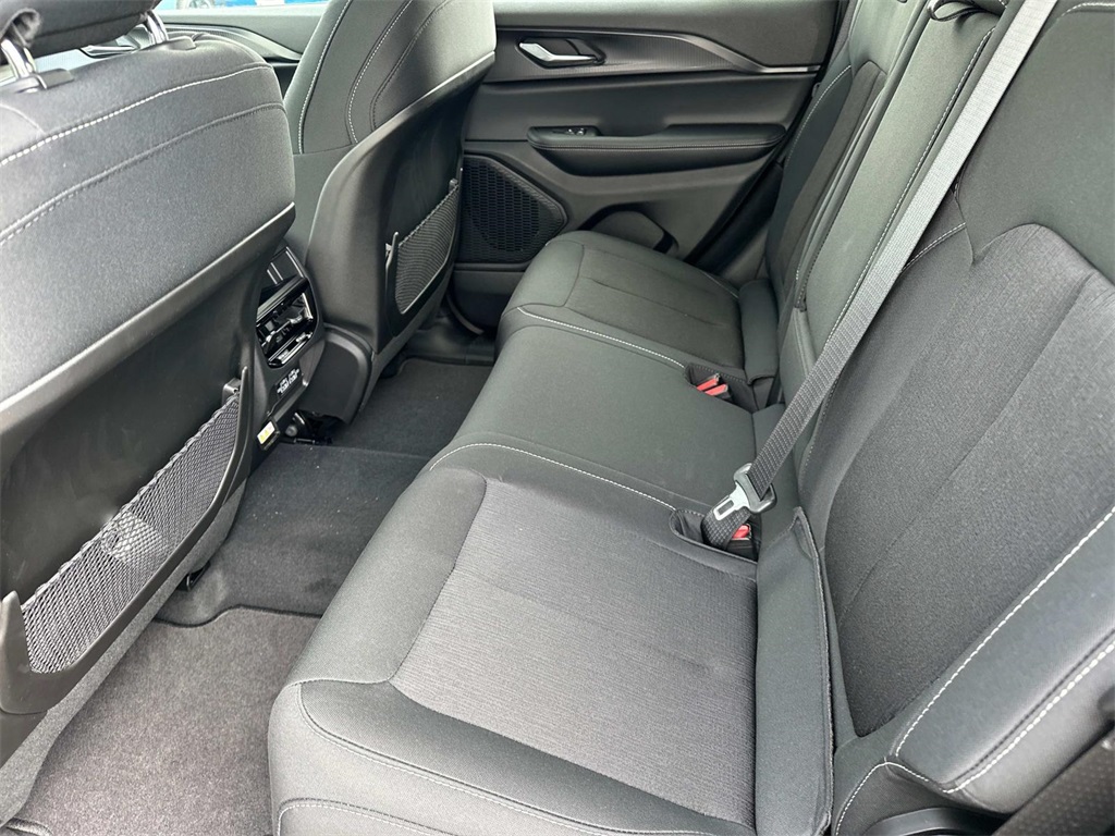 2025 Jeep Grand Cherokee Laredo photo 13
