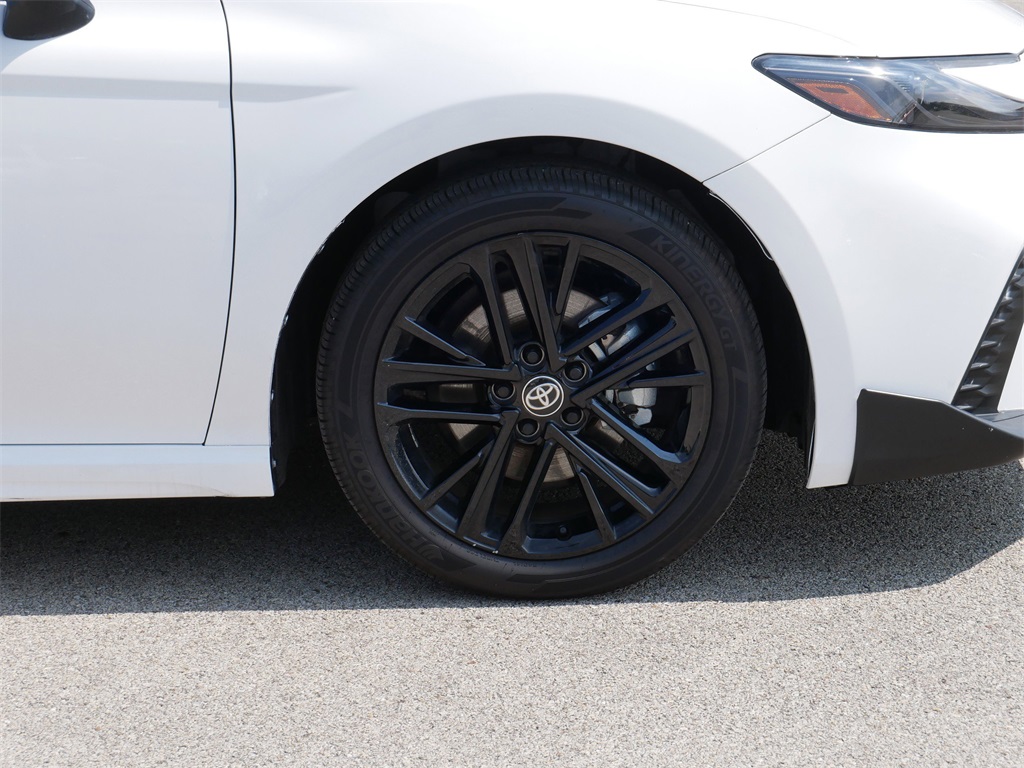 2025 Toyota Camry SE photo 9