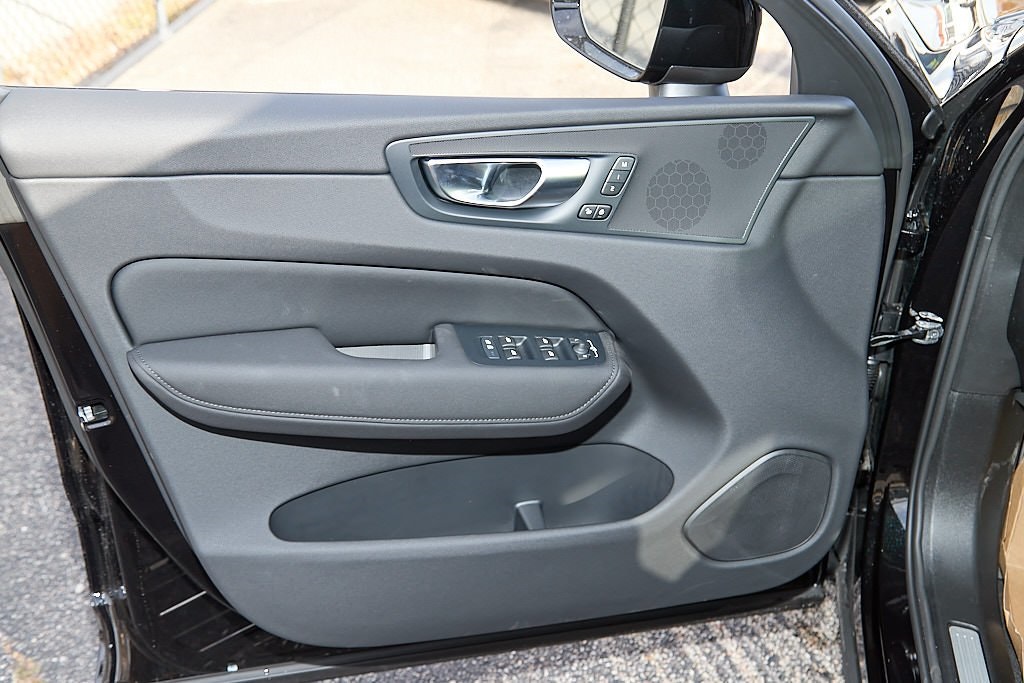 2026 VOLVO XC60 - Image 8