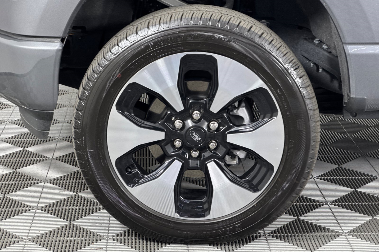 2024 Ford F-150 Lightning Platinum photo 26