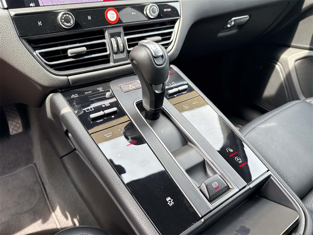 2024 Porsche Macan T photo 29