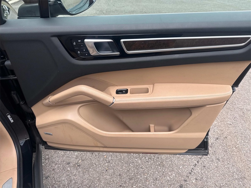 2022 Porsche Cayenne Base photo 19