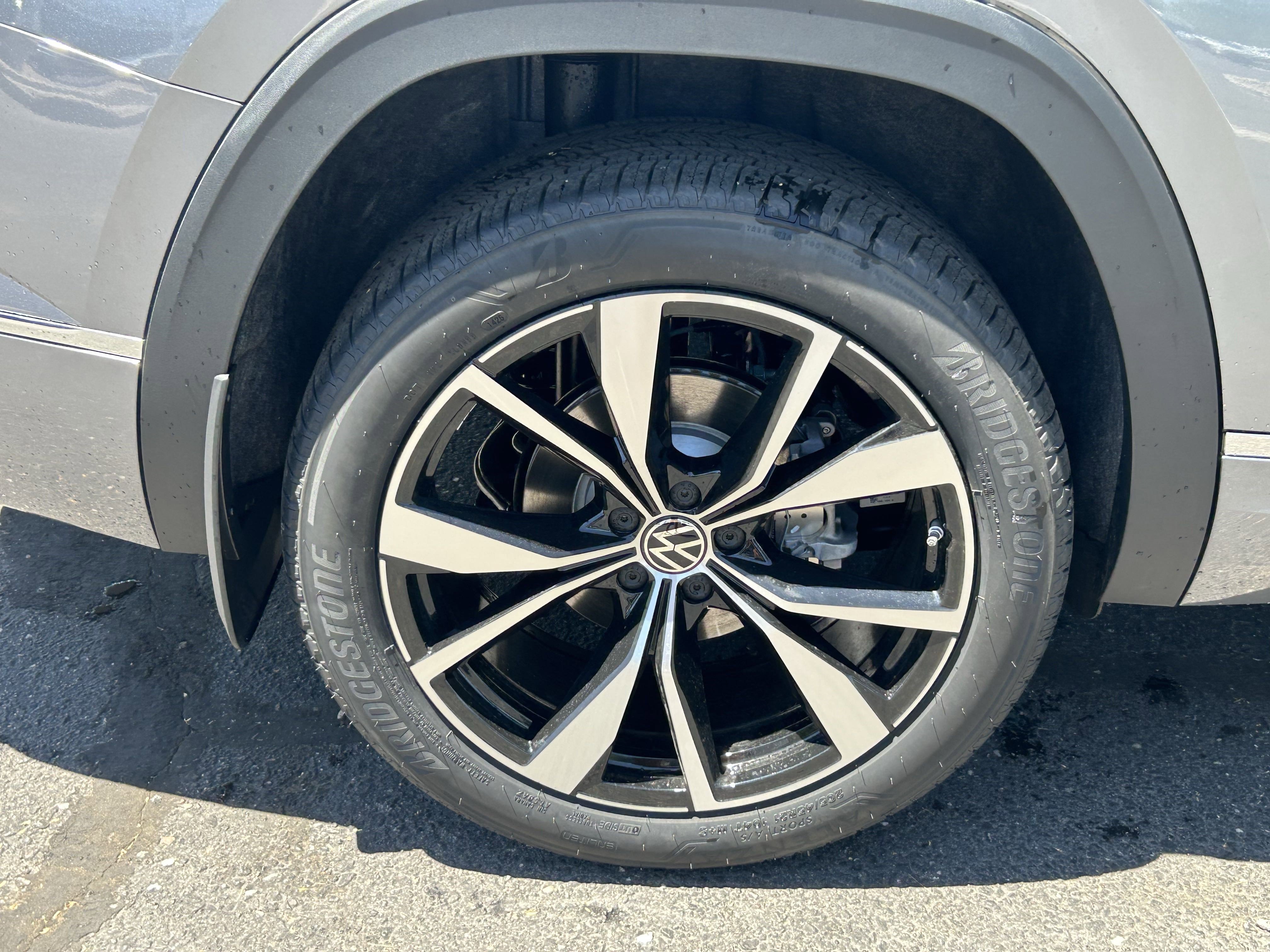2025 Volkswagen Atlas SEL Premium R-Line photo 2