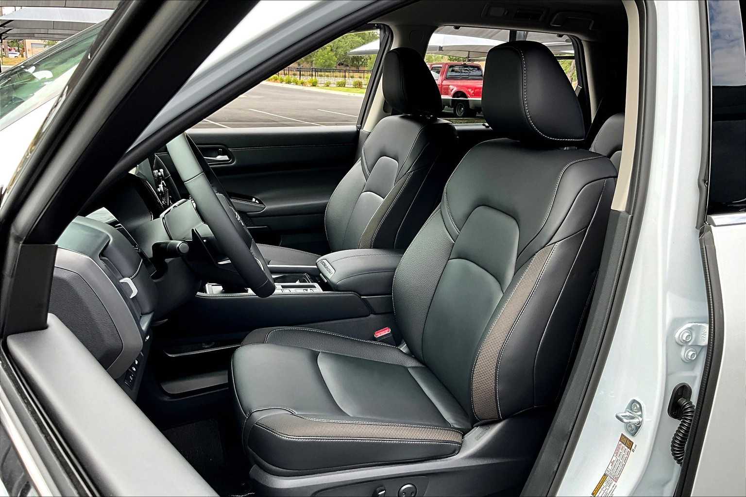 2025 Nissan Pathfinder SL photo 9