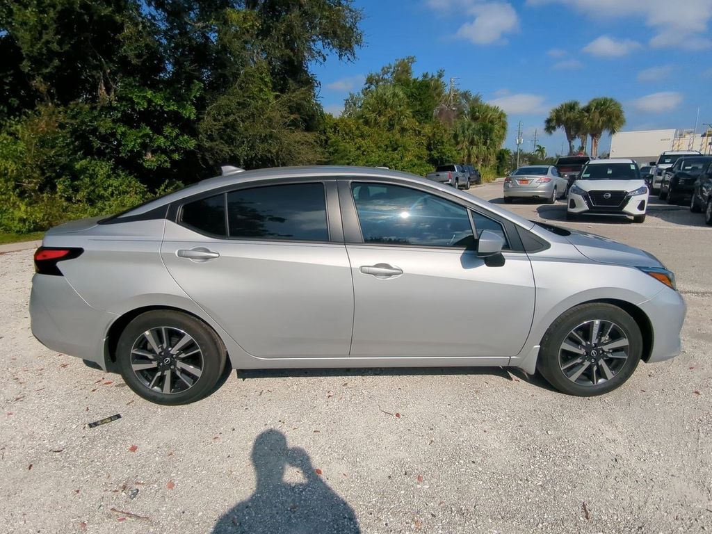2025 Nissan Versa 1.6 SV photo 3