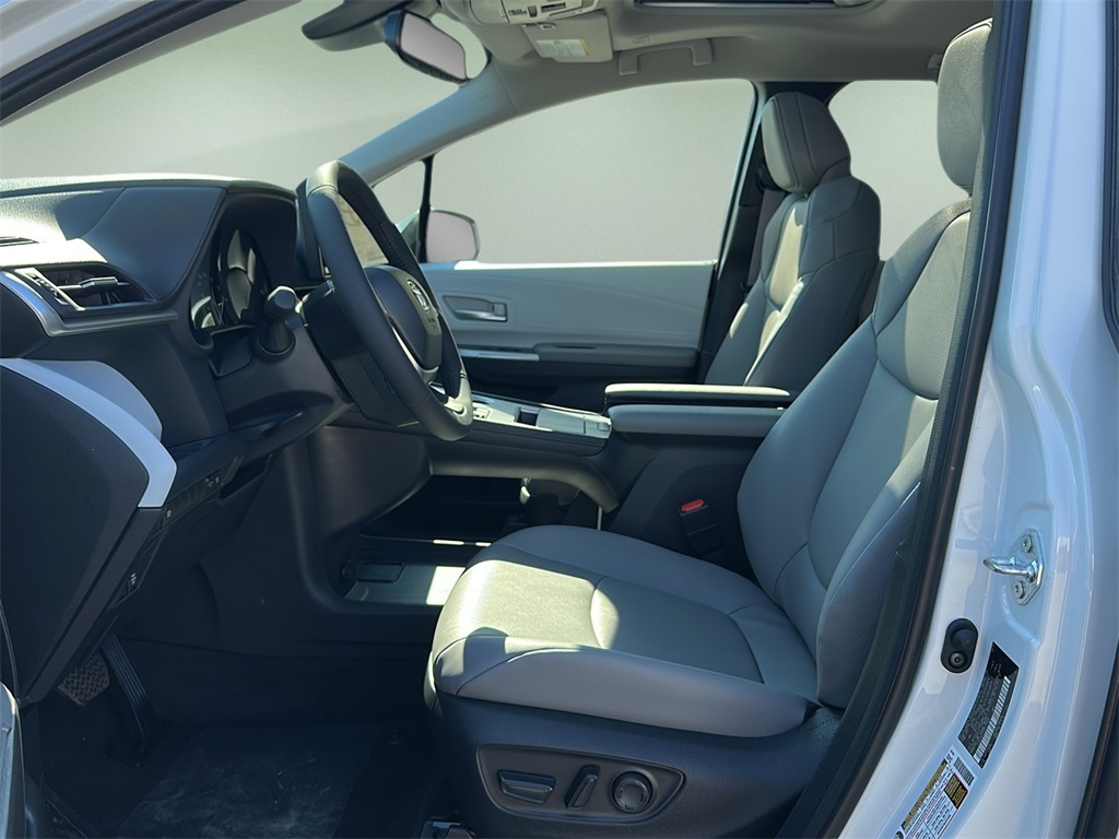 2025 Toyota Sienna XLE photo 10