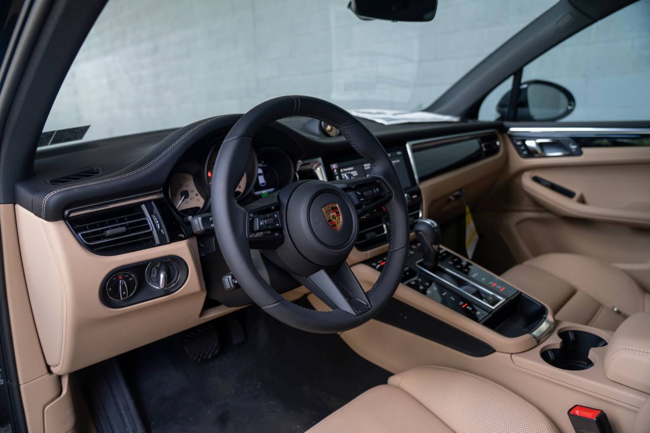 2025 Porsche Macan S photo 4