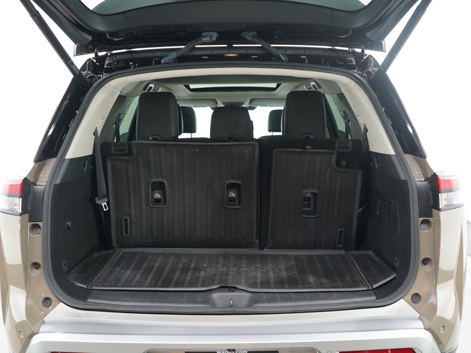 2023 Nissan Pathfinder Platinum photo 17