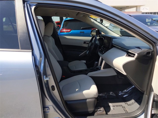 2023 Toyota Corolla Cross LE photo 28