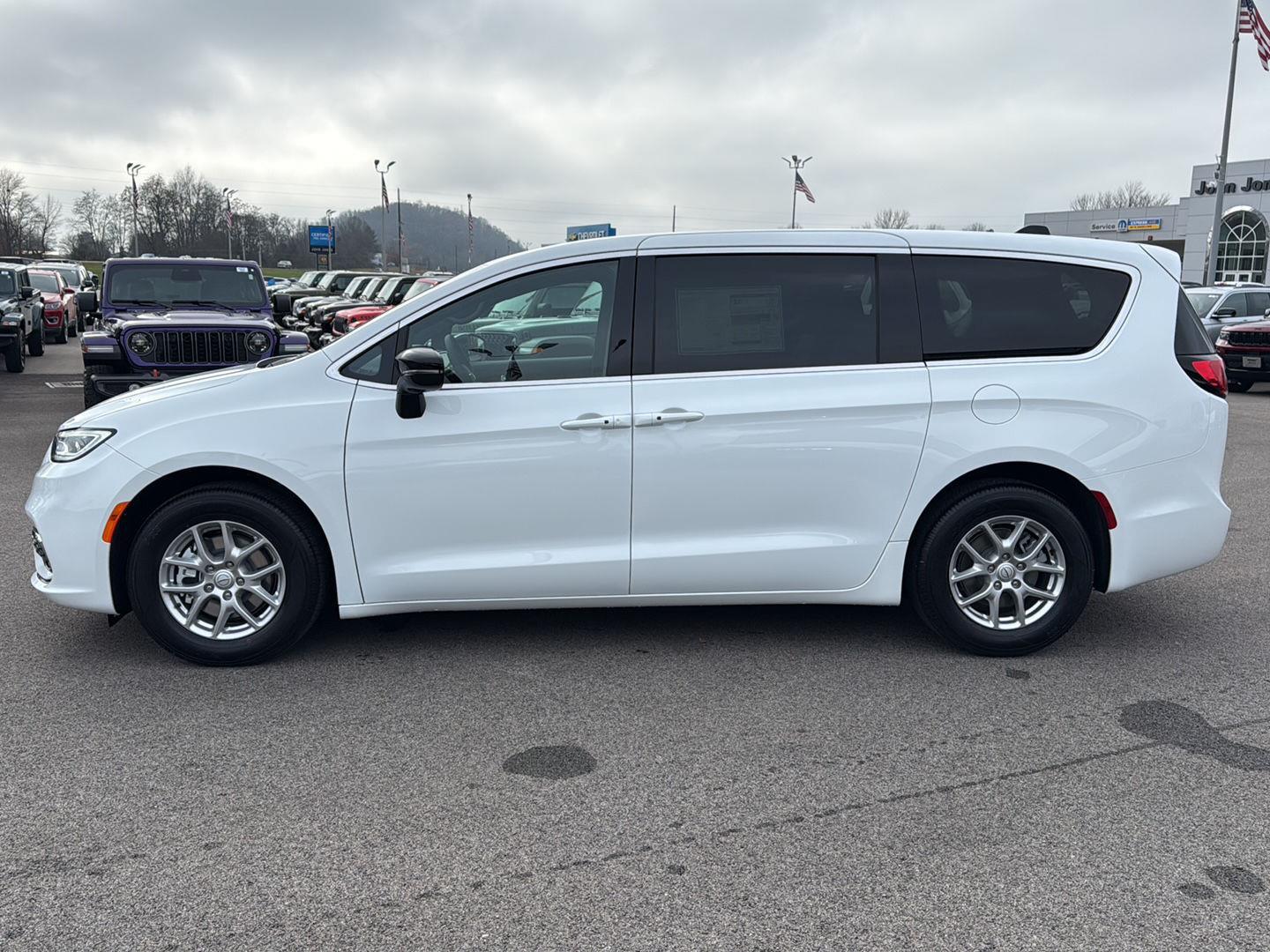 2026 Chrysler Pacifica photo 3