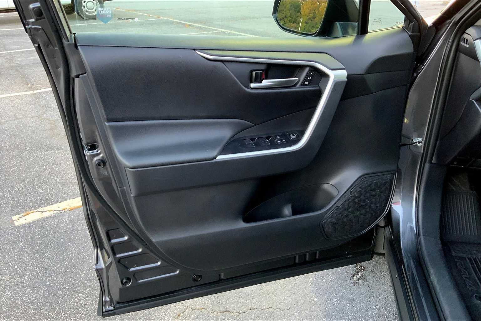 2024 Toyota RAV4 XLE Premium photo 17