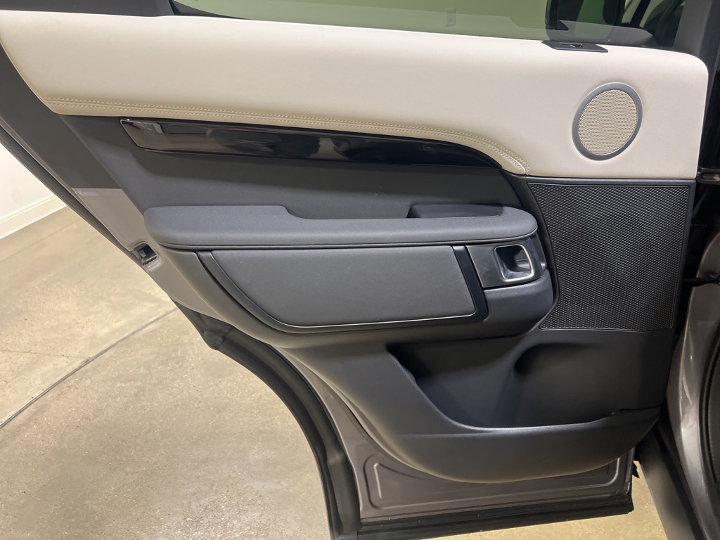 2025 Land Rover Discovery S photo 19