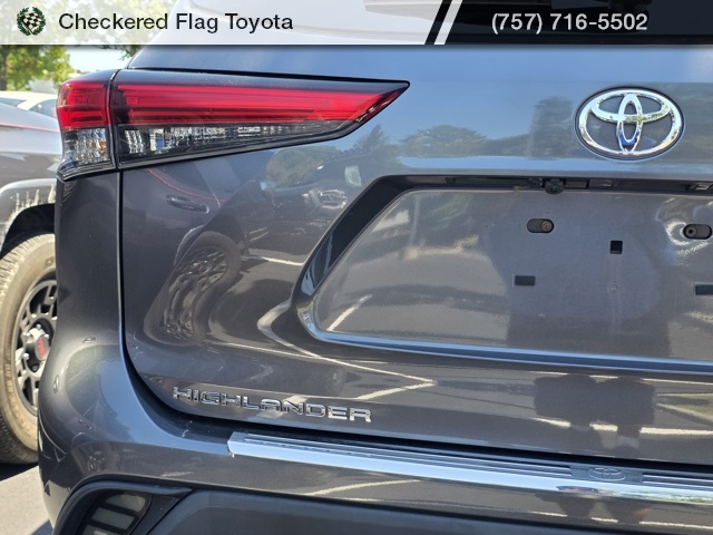 2022 Toyota Highlander LE photo 7