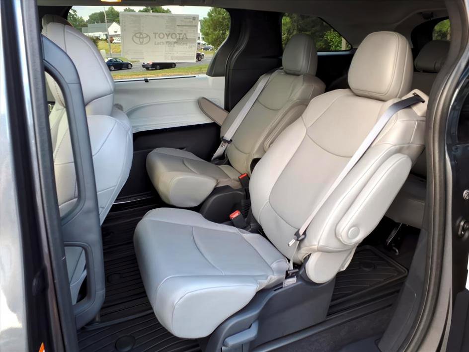 2025 Toyota Sienna Hybrid XLE photo 9