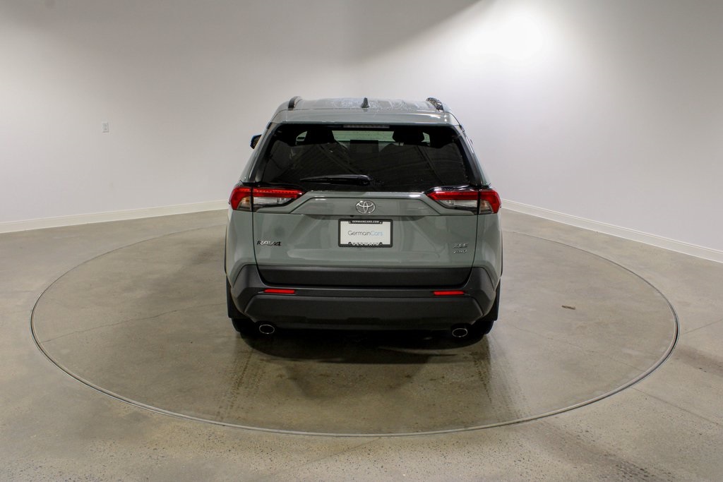 2020 Toyota RAV4 XLE photo 4