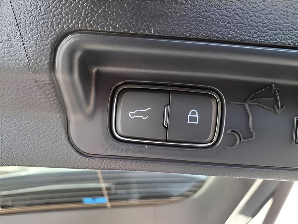 2025 Ford Explorer ST photo 12