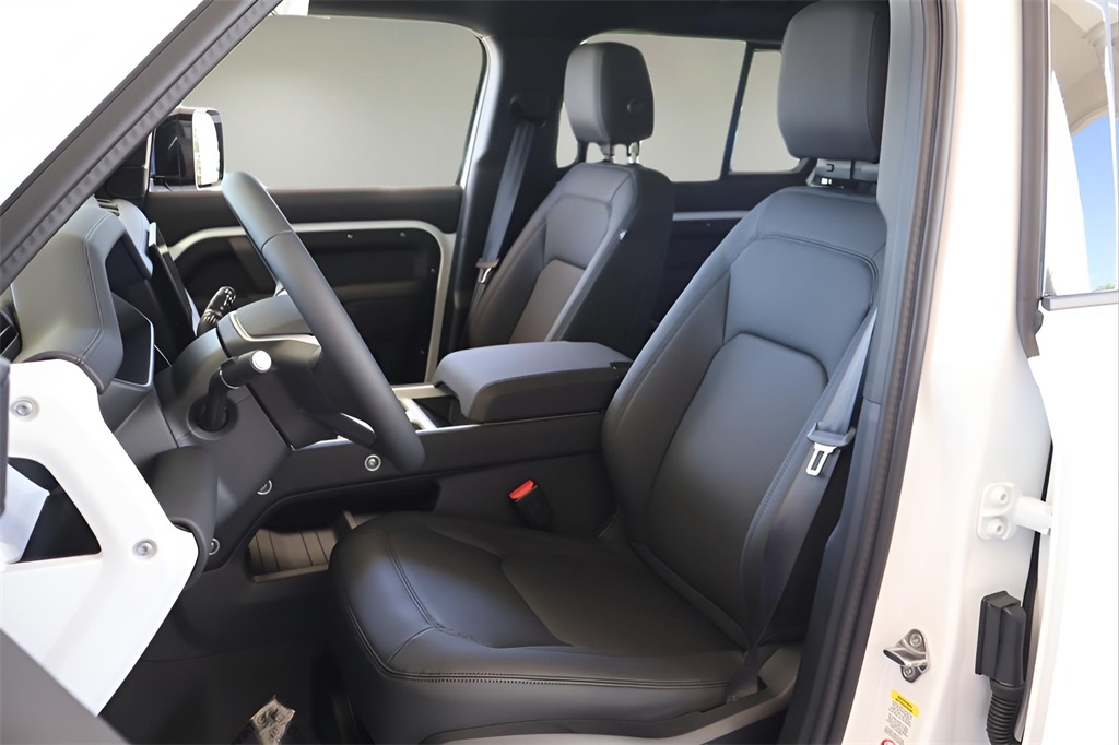 2025 Land Rover Defender 110 S photo 10