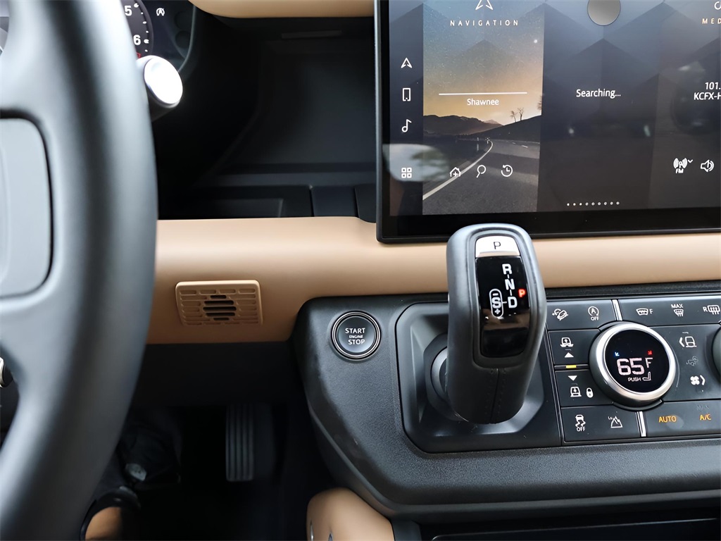 2025 Land Rover Defender 110 S photo 27
