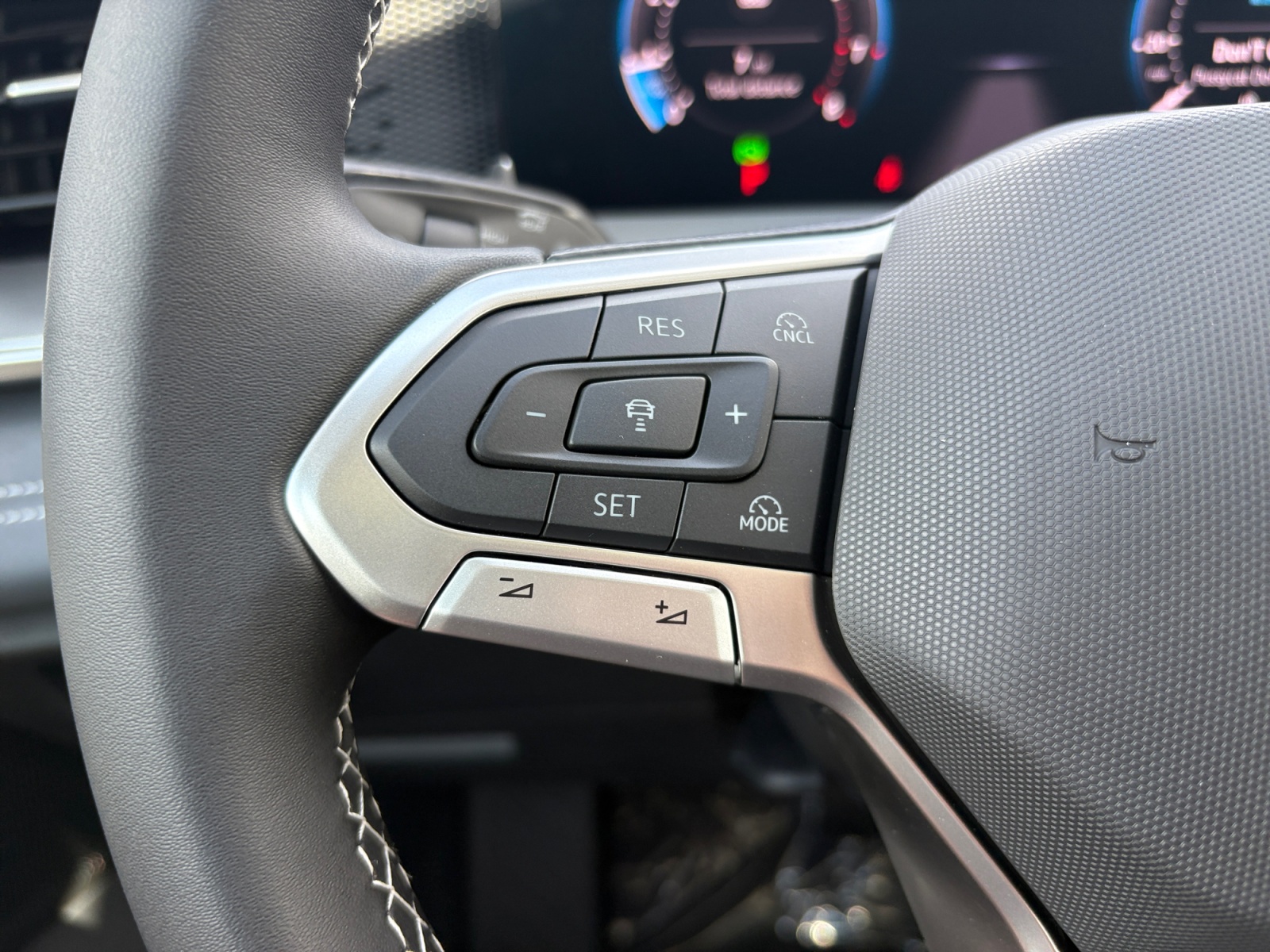2025 Volkswagen Tiguan SE photo 16