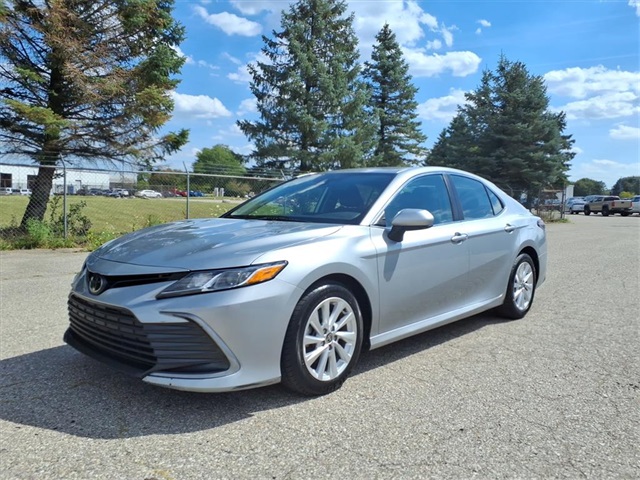 2023 Toyota Camry LE photo 3