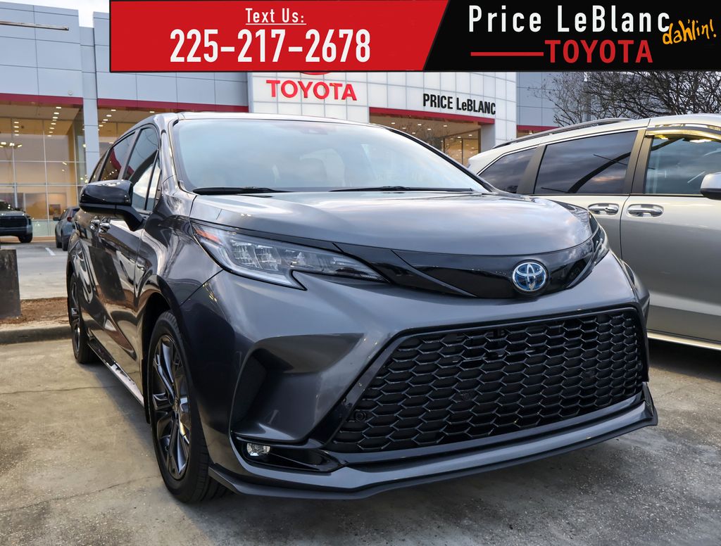 2025 Toyota Sienna XSE's photo