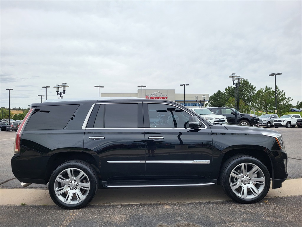 2017 Cadillac Escalade Luxury photo 2
