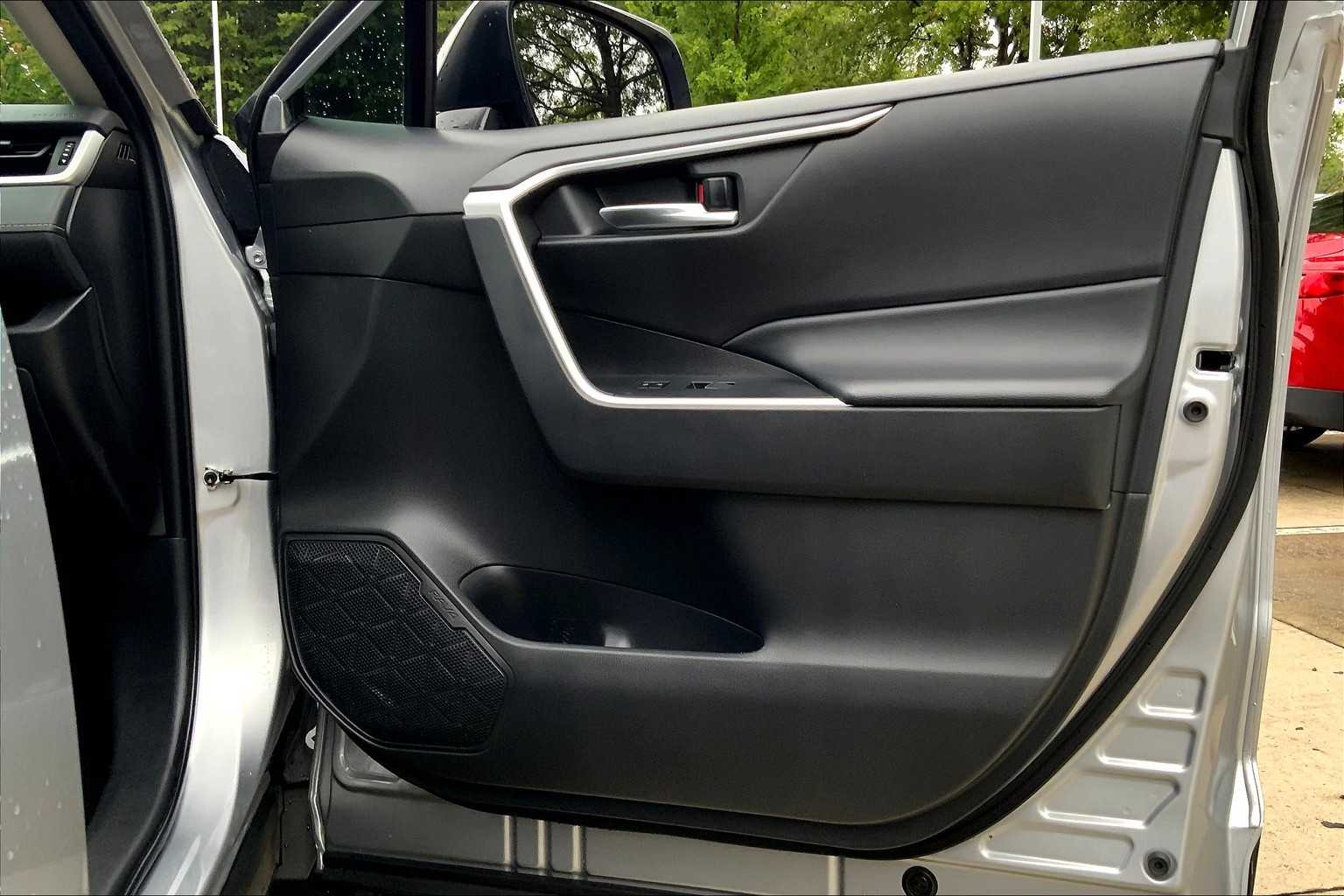 2024 Toyota RAV4 XLE photo 19