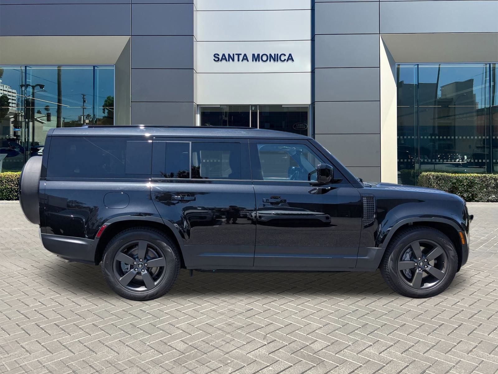 2025 Land Rover Defender 130 S photo 4
