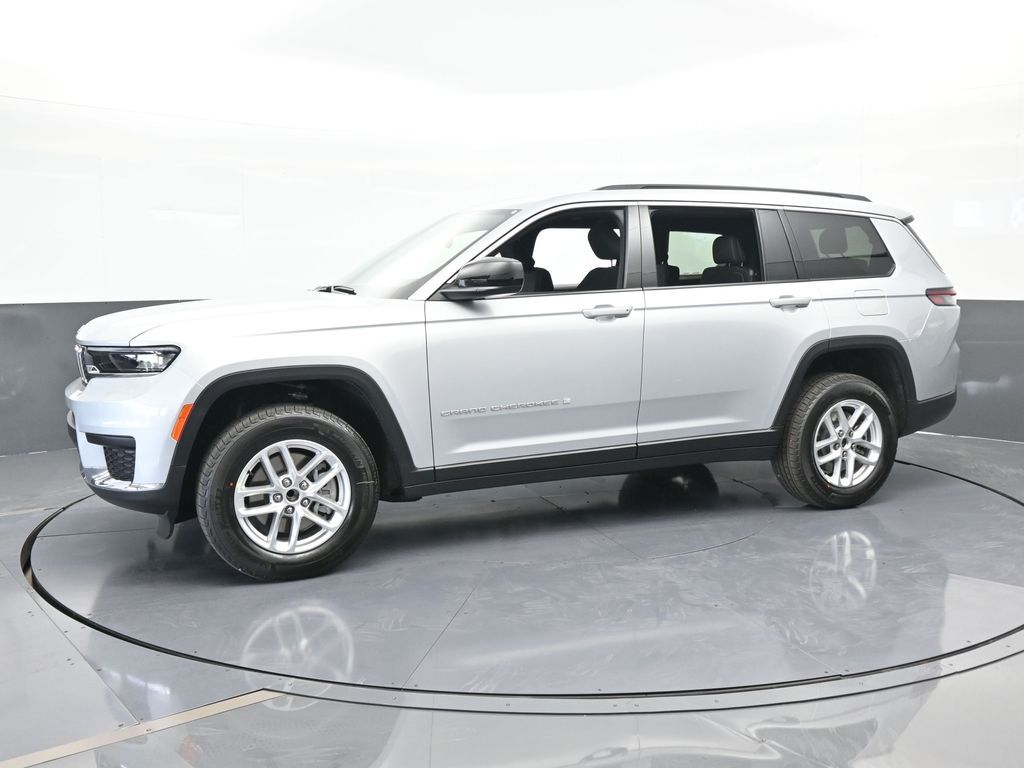 2025 Jeep Grand Cherokee Laredo photo 2